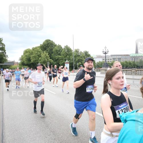 29.06.2025 - hella hamburg halbmarathon Jannik Wohlers http://msf.ph/oto/8502668 29.06.2025 10:58:39 Lombardsbrücke 1751, 1839, 2057, 2621, 3231, 3373, 3966, 4312, 4577, 4648, 5016, 5211, 5400, 6167, 6301, 6599, 6638, 6969, 7288, 7910, 7957, 8489, 8544, 8545, 8547, 8631, 8932, 10105, 10548, 10814, 10995, 11292, 11768, 11786, 11834, 11918, 12389, 12636, 12637, 12759, 13089, 13095, 13260, 13571, 15065, 15068, 15099, 15624, 17702, 18051, 18549, 18558, 18601, 19150, 19174 meine-sportfotos.de