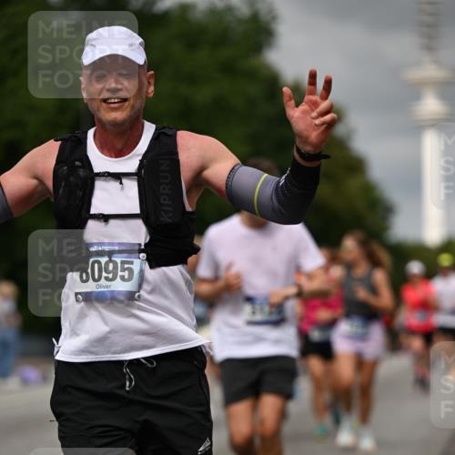 29.06.2025 - hella hamburg halbmarathon Dr. Thomas Lammeyer http://msf.ph/oto/8502679 29.06.2025 10:25:43 Kennedybrücke 1072, 1191, 1250, 1401, 2271, 2315, 2353, 2635, 2956, 3122, 3606, 3770, 3817, 4697, 4786, 5061, 5122, 5373, 5395, 5493, 5759, 5957, 6086, 7075, 7228, 7522, 7553, 7781, 8095, 8286, 9108, 9369, 9499, 9532, 9624, 10019, 10125, 10374, 10874, 11117 meine-sportfotos.de