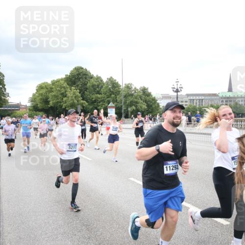 29.06.2025 - hella hamburg halbmarathon Jannik Wohlers http://msf.ph/oto/8502680 29.06.2025 10:58:40 Lombardsbrücke 1751, 1839, 2057, 2621, 3231, 3373, 3536, 3966, 4312, 4577, 4648, 5016, 5211, 5400, 6167, 6301, 6599, 6969, 7288, 7910, 8544, 8545, 8547, 8631, 8932, 10105, 10548, 10814, 10995, 11292, 11768, 11786, 11834, 11918, 12389, 12636, 12637, 12759, 13089, 13095, 13260, 13571, 15065, 15068, 15099, 15624, 17702, 18051, 18549, 18558, 18601, 19150, 19174 meine-sportfotos.de