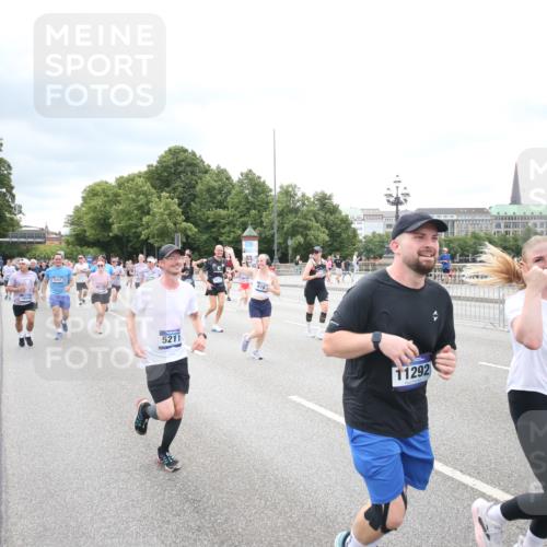 29.06.2025 - hella hamburg halbmarathon Jannik Wohlers http://msf.ph/oto/8502687 29.06.2025 10:58:40 Lombardsbrücke 1751, 1839, 2057, 2621, 3231, 3373, 3536, 3966, 4312, 4577, 4648, 5016, 5211, 5400, 6167, 6301, 6599, 6969, 7288, 7910, 8544, 8545, 8547, 8631, 8932, 10105, 10548, 10814, 10995, 11292, 11768, 11786, 11834, 11918, 12389, 12636, 12637, 12759, 13089, 13095, 13260, 13571, 15065, 15068, 15099, 15624, 17702, 18051, 18549, 18558, 18601, 19150, 19174 meine-sportfotos.de