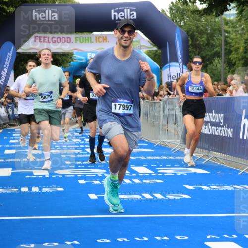 29.06.2025 - hella hamburg halbmarathon Strokosch-Dieckow http://msf.ph/oto/8502688 29.06.2025 10:52:23 Ziel 3715, 4140, 4419, 4587, 6164, 7178, 7232, 7896, 8371, 8661, 9145, 9876, 11791, 13015, 13211, 13707, 14561, 15144, 15446, 15980, 17773, 17997 meine-sportfotos.de