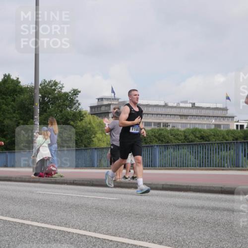 29.06.2025 - hella hamburg halbmarathon Luisa Fischer http://msf.ph/oto/8502690 29.06.2025 10:11:44 Kennedybrücke 2978, 2156, 1188, 7345, 1147, 1188, 2978, 5885, 6590, 6674, 7348, 7453, 9457, 9718, 10857 meine-sportfotos.de