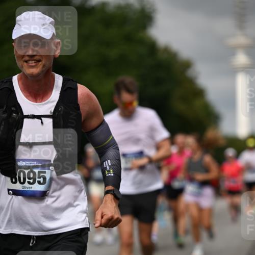 29.06.2025 - hella hamburg halbmarathon Dr. Thomas Lammeyer http://msf.ph/oto/8502691 29.06.2025 10:25:43 Kennedybrücke 1072, 1191, 1250, 1401, 2271, 2315, 2353, 2635, 2956, 3122, 3606, 3770, 3817, 4697, 4786, 5061, 5122, 5373, 5395, 5493, 5759, 5957, 6086, 7075, 7228, 7522, 7553, 7781, 8095, 8286, 9108, 9369, 9499, 9532, 9624, 10019, 10125, 10374, 10874, 11117 meine-sportfotos.de
