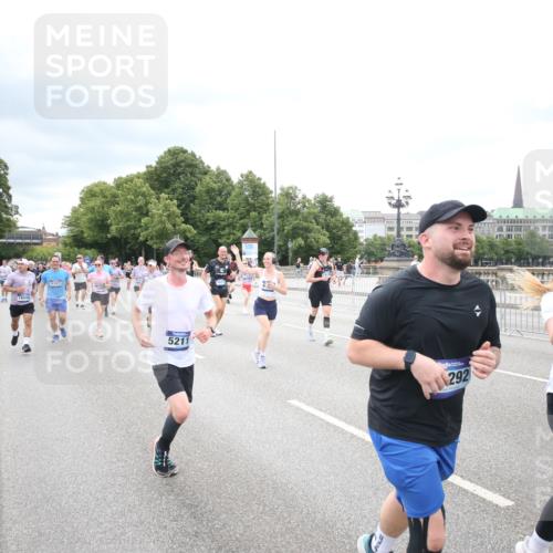 29.06.2025 - hella hamburg halbmarathon Jannik Wohlers http://msf.ph/oto/8502692 29.06.2025 10:58:40 Lombardsbrücke 1751, 1839, 2057, 2621, 3231, 3373, 3536, 3966, 4312, 4577, 4648, 5016, 5211, 5400, 6167, 6301, 6599, 6969, 7288, 7910, 8544, 8545, 8547, 8631, 8932, 10105, 10548, 10814, 10995, 11292, 11768, 11786, 11834, 11918, 12389, 12636, 12637, 12759, 13089, 13095, 13260, 13571, 15065, 15068, 15099, 15624, 17702, 18051, 18549, 18558, 18601, 19150, 19174 meine-sportfotos.de