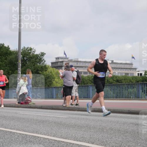 29.06.2025 - hella hamburg halbmarathon Luisa Fischer http://msf.ph/oto/8502694 29.06.2025 10:11:44 Kennedybrücke 2978, 12156, 188, 1147, 1188, 2978, 5885, 6590, 6674, 7348, 7453, 9457, 9718, 10857 meine-sportfotos.de