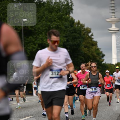 29.06.2025 - hella hamburg halbmarathon Dr. Thomas Lammeyer http://msf.ph/oto/8502697 29.06.2025 10:25:44 Kennedybrücke 1072, 1191, 1250, 1401, 2271, 2315, 2353, 2635, 2815, 3122, 3606, 3770, 3817, 4697, 4786, 5061, 5122, 5373, 5395, 5493, 5759, 5957, 6086, 7075, 7228, 7522, 7553, 7781, 8095, 8286, 9369, 9499, 9532, 9624, 10019, 10125, 10374, 10874, 11117, 11425 meine-sportfotos.de