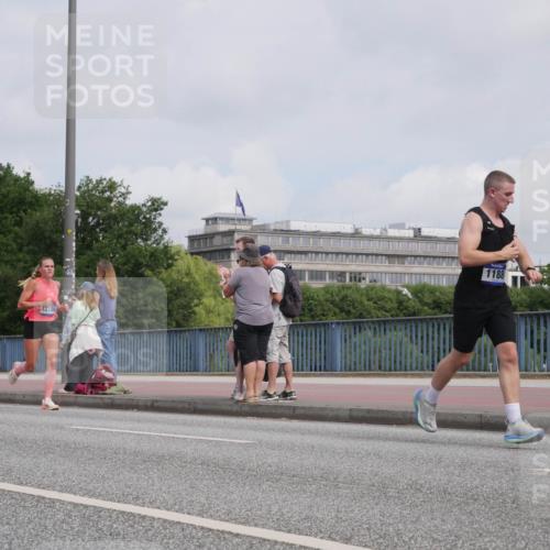 29.06.2025 - hella hamburg halbmarathon Luisa Fischer http://msf.ph/oto/8502699 29.06.2025 10:11:44 Kennedybrücke 12156, 2978, 1188, 1147, 1188, 2978, 5885, 6590, 6674, 7348, 7453, 9457, 9718, 10857 meine-sportfotos.de