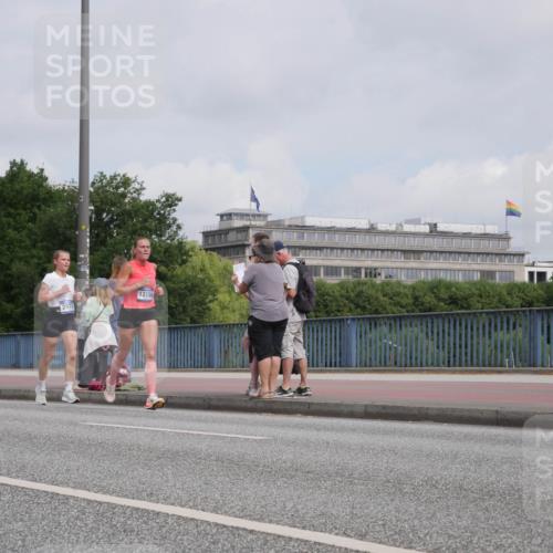 29.06.2025 - hella hamburg halbmarathon Luisa Fischer http://msf.ph/oto/8502708 29.06.2025 10:11:45 Kennedybrücke 1147, 12156, 2978, 1147, 1188, 2978, 5885, 6590, 6674, 7348, 7453, 9457, 9718, 9823, 10857 meine-sportfotos.de