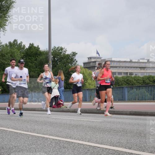 29.06.2025 - hella hamburg halbmarathon Luisa Fischer http://msf.ph/oto/8502714 29.06.2025 10:11:46 Kennedybrücke 12862, 5885, 17347, 1147, 2978, 12156, 1147, 1188, 2978, 5885, 6674, 7198, 7348, 9457, 9718, 9823, 10857 meine-sportfotos.de