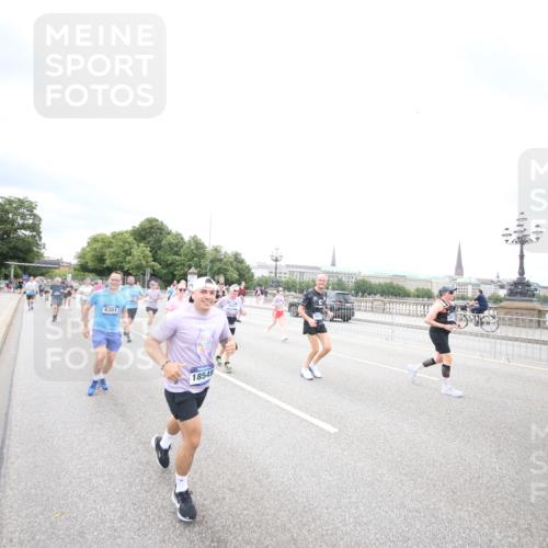 29.06.2025 - hella hamburg halbmarathon Jannik Wohlers http://msf.ph/oto/8502717 29.06.2025 10:58:42 Lombardsbrücke 1751, 1839, 2057, 2621, 2861, 3035, 3231, 3373, 3536, 3966, 4312, 4577, 4648, 5016, 5211, 5400, 5646, 6167, 6301, 6599, 6969, 7288, 7910, 8544, 8545, 8547, 8631, 8748, 8750, 8932, 9179, 10105, 10548, 10807, 10814, 10995, 11292, 11768, 11786, 11834, 11918, 12636, 12637, 12759, 13260, 15065, 15068, 15099, 15624, 17702, 18051, 18549, 18558, 18601, 19150, 19174 meine-sportfotos.de