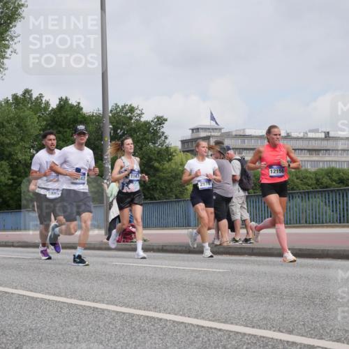 29.06.2025 - hella hamburg halbmarathon Luisa Fischer http://msf.ph/oto/8502718 29.06.2025 10:11:46 Kennedybrücke 12862, 5885, 347, 1147, 2978, 12156, 1147, 1188, 2978, 5885, 6674, 7198, 7348, 9457, 9718, 9823, 10857 meine-sportfotos.de