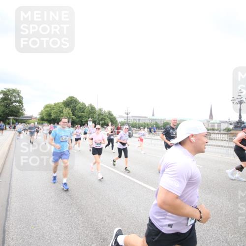 29.06.2025 - hella hamburg halbmarathon Jannik Wohlers http://msf.ph/oto/8502729 29.06.2025 10:58:43 Lombardsbrücke 1751, 1839, 2057, 2621, 2667, 2861, 3035, 3231, 3373, 3449, 3536, 3966, 4312, 4577, 4648, 5016, 5211, 5400, 5646, 6167, 6301, 6599, 6969, 7288, 7379, 7910, 8544, 8545, 8547, 8631, 8748, 8750, 8932, 9179, 10105, 10548, 10807, 10814, 10995, 11292, 11630, 11768, 11786, 11834, 11918, 12636, 12637, 12759, 13260, 15065, 15068, 15099, 15624, 17702, 18549, 18558, 18601, 19150, 19174 meine-sportfotos.de