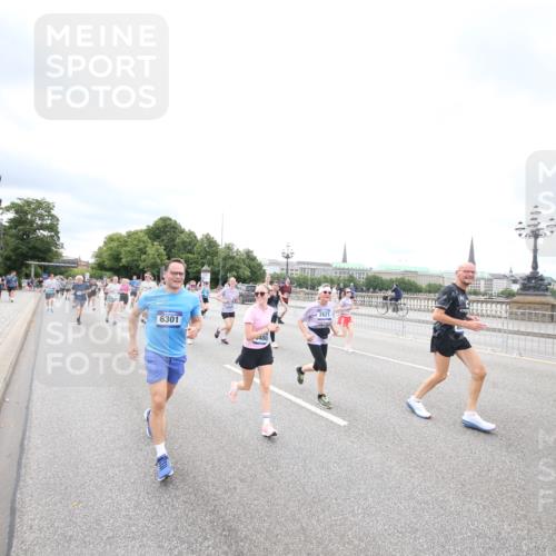 29.06.2025 - hella hamburg halbmarathon Jannik Wohlers http://msf.ph/oto/8502741 29.06.2025 10:58:43 Lombardsbrücke 1751, 1839, 2057, 2621, 2667, 2861, 3035, 3231, 3373, 3449, 3536, 3966, 4312, 4577, 4648, 5016, 5211, 5400, 5646, 6167, 6301, 6599, 6969, 7288, 7379, 7910, 8544, 8545, 8547, 8631, 8748, 8750, 8932, 9179, 10105, 10548, 10807, 10814, 10995, 11292, 11630, 11768, 11786, 11834, 11918, 12636, 12637, 12759, 13260, 15065, 15068, 15099, 15624, 17702, 18549, 18558, 18601, 19150, 19174 meine-sportfotos.de