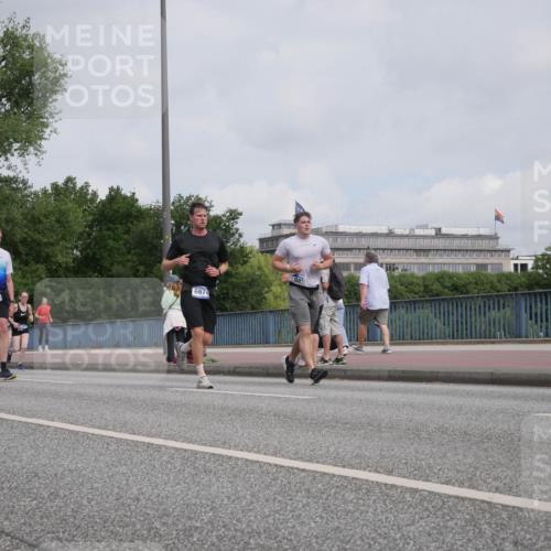 29.06.2025 - hella hamburg halbmarathon Luisa Fischer http://msf.ph/oto/8502747 29.06.2025 10:11:50 Kennedybrücke 10857, 8270, 6674, 98, 1147, 2427, 2978, 4859, 5885, 6674, 7198, 9718, 9823, 10092, 10609, 10857 meine-sportfotos.de