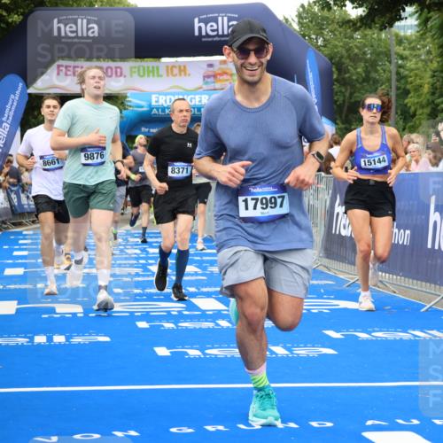 29.06.2025 - hella hamburg halbmarathon Strokosch-Dieckow http://msf.ph/oto/8502750 29.06.2025 10:52:24 Ziel 3715, 4140, 4587, 6164, 7178, 7232, 7896, 8371, 8661, 9145, 9876, 11791, 13015, 13211, 13707, 14561, 15144, 15446, 15980, 17773, 17997 meine-sportfotos.de
