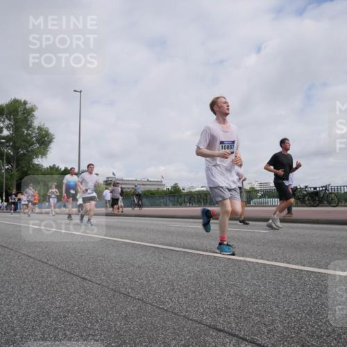 29.06.2025 - hella hamburg halbmarathon Luisa Fischer http://msf.ph/oto/8502769 29.06.2025 10:11:53 Kennedybrücke 719, 10857, 2427, 4859, 6674, 7198, 9823, 9951, 9958, 10092, 10609, 10857 meine-sportfotos.de
