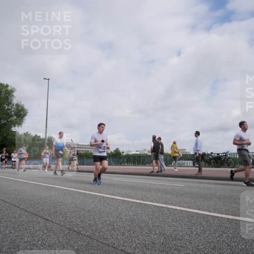 29.06.2025 - hella hamburg halbmarathon Luisa Fischer http://msf.ph/oto/8502784 29.06.2025 10:11:54 Kennedybrücke 7198, 2427, 4859, 6674, 7198, 9823, 9951, 9958, 10092, 10609, 10857 meine-sportfotos.de