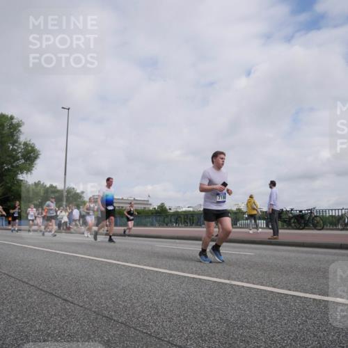 29.06.2025 - hella hamburg halbmarathon Luisa Fischer http://msf.ph/oto/8502790 29.06.2025 10:11:55 Kennedybrücke 7198, 2427, 4859, 6674, 7198, 9823, 9951, 9958, 10092, 10609, 10857 meine-sportfotos.de
