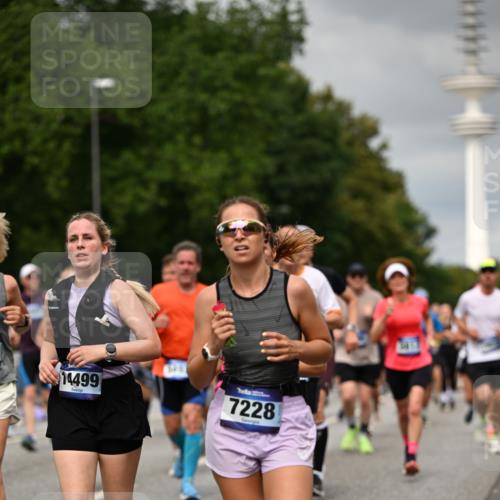 29.06.2025 - hella hamburg halbmarathon Dr. Thomas Lammeyer http://msf.ph/oto/8502793 29.06.2025 10:25:47 Kennedybrücke 1072, 1191, 1250, 1401, 1958, 2271, 2315, 2353, 2529, 2635, 2815, 2841, 3122, 3606, 3770, 3817, 4697, 4786, 5061, 5122, 5395, 5412, 5493, 5759, 5957, 6086, 6103, 7075, 7228, 7522, 7781, 8095, 8286, 8959, 9326, 9369, 9483, 9499, 9532, 9624, 10019, 10125, 10374, 10787, 10874, 11117, 11425 meine-sportfotos.de