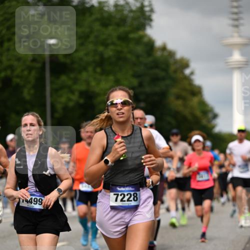 29.06.2025 - hella hamburg halbmarathon Dr. Thomas Lammeyer http://msf.ph/oto/8502798 29.06.2025 10:25:47 Kennedybrücke 1072, 1191, 1250, 1401, 1958, 2271, 2315, 2353, 2529, 2635, 2815, 2841, 3122, 3606, 3770, 3817, 4697, 4786, 5061, 5122, 5395, 5412, 5493, 5759, 5957, 6086, 6103, 7075, 7228, 7522, 7781, 8095, 8286, 8959, 9326, 9369, 9483, 9499, 9532, 9624, 10019, 10125, 10374, 10787, 10874, 11117, 11425 meine-sportfotos.de