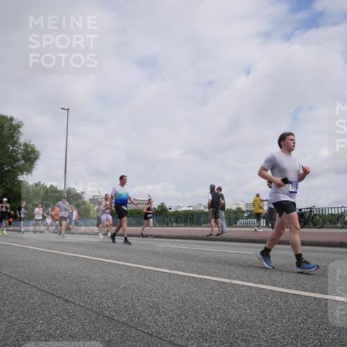 29.06.2025 - hella hamburg halbmarathon Luisa Fischer http://msf.ph/oto/8502799 29.06.2025 10:11:56 Kennedybrücke 719, 2427, 3762, 4859, 7198, 9823, 9951, 9958, 10092, 10609 meine-sportfotos.de