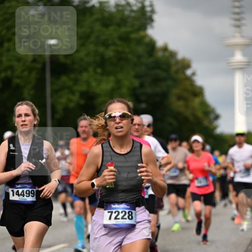 29.06.2025 - hella hamburg halbmarathon Dr. Thomas Lammeyer http://msf.ph/oto/8502803 29.06.2025 10:25:47 Kennedybrücke 1072, 1191, 1250, 1401, 1958, 2271, 2315, 2353, 2529, 2635, 2815, 2841, 3122, 3606, 3770, 3817, 4697, 4786, 5061, 5122, 5395, 5412, 5493, 5759, 5957, 6086, 6103, 7075, 7228, 7522, 7781, 8095, 8286, 8959, 9326, 9369, 9483, 9499, 9532, 9624, 10019, 10125, 10374, 10787, 10874, 11117, 11425 meine-sportfotos.de
