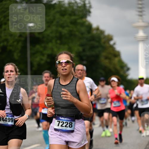 29.06.2025 - hella hamburg halbmarathon Dr. Thomas Lammeyer http://msf.ph/oto/8502810 29.06.2025 10:25:47 Kennedybrücke 1072, 1191, 1250, 1401, 1958, 2271, 2315, 2353, 2529, 2635, 2815, 2841, 3122, 3606, 3770, 3817, 4697, 4786, 5061, 5122, 5395, 5412, 5493, 5759, 5957, 6086, 6103, 7075, 7228, 7522, 7781, 8095, 8286, 8959, 9326, 9369, 9483, 9499, 9532, 9624, 10019, 10125, 10374, 10787, 10874, 11117, 11425 meine-sportfotos.de
