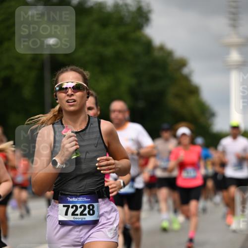 29.06.2025 - hella hamburg halbmarathon Dr. Thomas Lammeyer http://msf.ph/oto/8502824 29.06.2025 10:25:47 Kennedybrücke 1072, 1191, 1250, 1401, 1958, 2271, 2315, 2353, 2529, 2635, 2815, 2841, 3122, 3606, 3770, 3817, 4697, 4786, 5061, 5122, 5395, 5412, 5493, 5759, 5957, 6086, 6103, 7075, 7228, 7522, 7781, 8095, 8286, 8959, 9326, 9369, 9483, 9499, 9532, 9624, 10019, 10125, 10374, 10787, 10874, 11117, 11425 meine-sportfotos.de