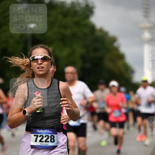 29.06.2025 - hella hamburg halbmarathon Dr. Thomas Lammeyer http://msf.ph/oto/8502829 29.06.2025 10:25:47 Kennedybrücke 1072, 1191, 1250, 1401, 1958, 2271, 2315, 2353, 2529, 2635, 2815, 2841, 3122, 3606, 3770, 3817, 4697, 4786, 5061, 5122, 5395, 5412, 5493, 5759, 5957, 6086, 6103, 7075, 7228, 7522, 7781, 8095, 8286, 8959, 9326, 9369, 9483, 9499, 9532, 9624, 10019, 10125, 10374, 10787, 10874, 11117, 11425 meine-sportfotos.de