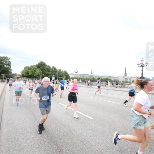 29.06.2025 - hella hamburg halbmarathon Jannik Wohlers http://msf.ph/oto/8502837 29.06.2025 10:58:48 Lombardsbrücke 1751, 1839, 2621, 2667, 2861, 3035, 3373, 3449, 3536, 3966, 4150, 4312, 5016, 5211, 5400, 5646, 6167, 6301, 6351, 6599, 6969, 7288, 7379, 7910, 8544, 8631, 8748, 8750, 8932, 9179, 10548, 10807, 10814, 11418, 11630, 11768, 11786, 11834, 11918, 12636, 12637, 13260, 15068, 15099, 17702, 18447, 18549, 18558, 19150, 19174 meine-sportfotos.de