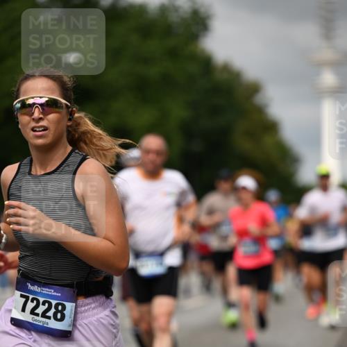 29.06.2025 - hella hamburg halbmarathon Dr. Thomas Lammeyer http://msf.ph/oto/8502838 29.06.2025 10:25:48 Kennedybrücke 1072, 1191, 1250, 1401, 1958, 2271, 2315, 2353, 2529, 2635, 2815, 2841, 3122, 3606, 3770, 3817, 4697, 4786, 5061, 5122, 5395, 5412, 5493, 5641, 5759, 5957, 6086, 6103, 7075, 7228, 7522, 7672, 7781, 8095, 8286, 8959, 9326, 9369, 9483, 9499, 9532, 9624, 10019, 10125, 10374, 10787, 10874, 11117, 11425 meine-sportfotos.de