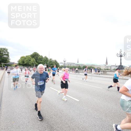 29.06.2025 - hella hamburg halbmarathon Jannik Wohlers http://msf.ph/oto/8502841 29.06.2025 10:58:48 Lombardsbrücke 1751, 1839, 2621, 2667, 2861, 3035, 3373, 3449, 3536, 3966, 4150, 4312, 5016, 5211, 5400, 5646, 6167, 6301, 6351, 6599, 6969, 7288, 7379, 7910, 8544, 8631, 8748, 8750, 8932, 9179, 10548, 10807, 10814, 11418, 11630, 11768, 11786, 11834, 11918, 12636, 12637, 13260, 15068, 15099, 17702, 18447, 18549, 18558, 19150, 19174 meine-sportfotos.de
