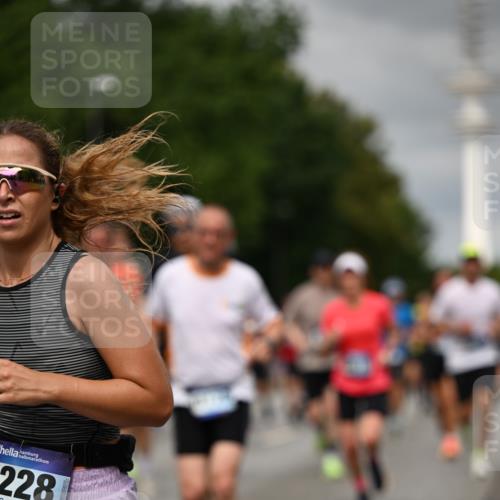 29.06.2025 - hella hamburg halbmarathon Dr. Thomas Lammeyer http://msf.ph/oto/8502843 29.06.2025 10:25:48 Kennedybrücke 1072, 1191, 1250, 1401, 1958, 2271, 2315, 2353, 2529, 2635, 2815, 2841, 3122, 3606, 3770, 3817, 4697, 4786, 5061, 5122, 5395, 5412, 5493, 5641, 5759, 5957, 6086, 6103, 7075, 7228, 7522, 7672, 7781, 8095, 8286, 8959, 9326, 9369, 9483, 9499, 9532, 9624, 10019, 10125, 10374, 10787, 10874, 11117, 11425 meine-sportfotos.de