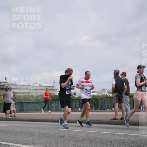 29.06.2025 - hella hamburg halbmarathon Luisa Fischer http://msf.ph/oto/8502848 29.06.2025 10:12:00 Kennedybrücke 9958, 9951, 13210, 1823, 2427, 3762, 4859, 9951, 9958, 10035, 10092, 10194, 10609 meine-sportfotos.de