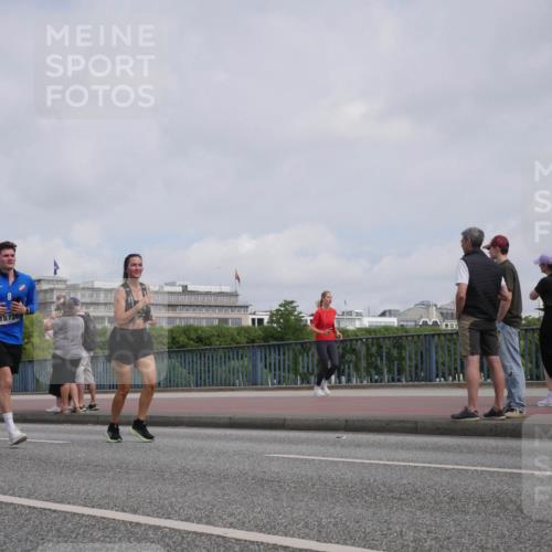 29.06.2025 - hella hamburg halbmarathon Luisa Fischer http://msf.ph/oto/8502860 29.06.2025 10:12:02 Kennedybrücke 18727, 18726, 1823, 3762, 4592, 9951, 9958, 10035, 10194, 10609 meine-sportfotos.de