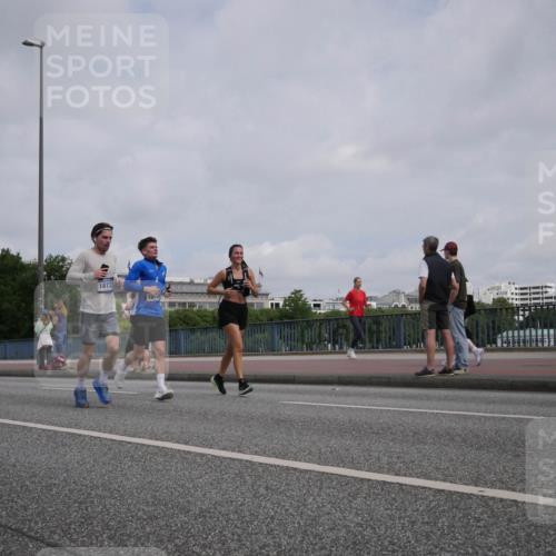 29.06.2025 - hella hamburg halbmarathon Luisa Fischer http://msf.ph/oto/8502865 29.06.2025 10:12:02 Kennedybrücke 2509, 1872, 18, 2, 1823, 3762, 4592, 9951, 9958, 10035, 10194, 10609 meine-sportfotos.de