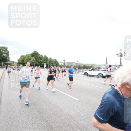 29.06.2025 - hella hamburg halbmarathon Jannik Wohlers http://msf.ph/oto/8502871 29.06.2025 10:58:49 Lombardsbrücke 1751, 1839, 2667, 2861, 3035, 3373, 3449, 3536, 3966, 4150, 4312, 5016, 5211, 5400, 5646, 6167, 6301, 6351, 6599, 6969, 7288, 7379, 7910, 8544, 8631, 8748, 8750, 8932, 9179, 9209, 9244, 9968, 10548, 10807, 10814, 11418, 11630, 11768, 11786, 11834, 11918, 12636, 12637, 13249, 13260, 15068, 15099, 17702, 18447, 18549, 18558, 19174 meine-sportfotos.de