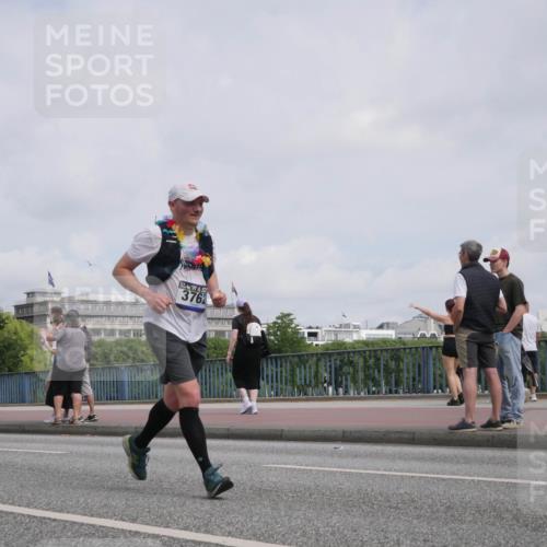 29.06.2025 - hella hamburg halbmarathon Luisa Fischer http://msf.ph/oto/8502885 29.06.2025 10:12:05 Kennedybrücke 10035, 3762, 1823, 3762, 4592, 10035, 10194 meine-sportfotos.de