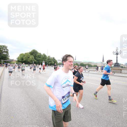 29.06.2025 - hella hamburg halbmarathon Jannik Wohlers http://msf.ph/oto/8502892 29.06.2025 10:58:50 Lombardsbrücke 1751, 1839, 2667, 2861, 3035, 3449, 3536, 3693, 3966, 4150, 4312, 5016, 5211, 5400, 5646, 6167, 6301, 6351, 6599, 6969, 7288, 7379, 7502, 7910, 8544, 8748, 8750, 8932, 9056, 9179, 9209, 9244, 9968, 10548, 10807, 10814, 11418, 11630, 11768, 11786, 11834, 11918, 12636, 12637, 13249, 14068, 15068, 15099, 17702, 18161, 18447, 18546, 18549, 18558, 19174 meine-sportfotos.de