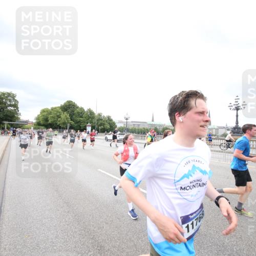29.06.2025 - hella hamburg halbmarathon Jannik Wohlers http://msf.ph/oto/8502905 29.06.2025 10:58:50 Lombardsbrücke 1751, 1839, 2667, 2861, 3035, 3449, 3536, 3693, 3966, 4150, 4312, 5016, 5211, 5400, 5646, 6167, 6301, 6351, 6599, 6969, 7288, 7379, 7502, 7910, 8544, 8748, 8750, 8932, 9056, 9179, 9209, 9244, 9968, 10548, 10807, 10814, 11418, 11630, 11768, 11786, 11834, 11918, 12636, 12637, 13249, 14068, 15068, 15099, 17702, 18161, 18447, 18546, 18549, 18558, 19174 meine-sportfotos.de