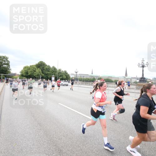 29.06.2025 - hella hamburg halbmarathon Jannik Wohlers http://msf.ph/oto/8502912 29.06.2025 10:58:50 Lombardsbrücke 1751, 1839, 2667, 2861, 3035, 3449, 3536, 3693, 3966, 4150, 4312, 5016, 5211, 5400, 5646, 6167, 6301, 6351, 6599, 6969, 7288, 7379, 7502, 7910, 8544, 8748, 8750, 8932, 9056, 9179, 9209, 9244, 9968, 10548, 10807, 10814, 11418, 11630, 11768, 11786, 11834, 11918, 12636, 12637, 13249, 14068, 15068, 15099, 17702, 18161, 18447, 18546, 18549, 18558, 19174 meine-sportfotos.de