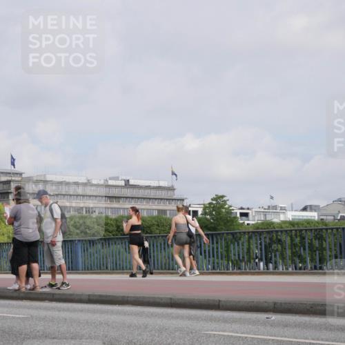 29.06.2025 - hella hamburg halbmarathon Luisa Fischer http://msf.ph/oto/8502935 29.06.2025 10:12:11 Kennedybrücke 1823, 4592, 9297, 10035, 10194 meine-sportfotos.de