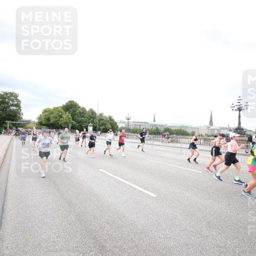 29.06.2025 - hella hamburg halbmarathon Jannik Wohlers http://msf.ph/oto/8502947 29.06.2025 10:58:51 Lombardsbrücke 1751, 1839, 2052, 2100, 2667, 2861, 3035, 3449, 3536, 3693, 3966, 4150, 4312, 5016, 5211, 5400, 5646, 6301, 6351, 6599, 6969, 7288, 7379, 7467, 7502, 7910, 8544, 8748, 8750, 8932, 9056, 9179, 9209, 9244, 9968, 10548, 10807, 10814, 11418, 11630, 11768, 11786, 11834, 11918, 12636, 12637, 13249, 14068, 15068, 15099, 17702, 18161, 18447, 18546, 18549, 18558, 19174 meine-sportfotos.de