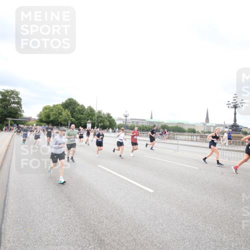 29.06.2025 - hella hamburg halbmarathon Jannik Wohlers http://msf.ph/oto/8502954 29.06.2025 10:58:52 Lombardsbrücke 1751, 1839, 2052, 2100, 2641, 2667, 2861, 3035, 3449, 3536, 3693, 4150, 4312, 5016, 5646, 6351, 6599, 6969, 7288, 7379, 7467, 7502, 7910, 8544, 8748, 8750, 8932, 9056, 9179, 9209, 9244, 9968, 10548, 10664, 10807, 10814, 11418, 11630, 11768, 11786, 11834, 11918, 12636, 12637, 13249, 14068, 14115, 15068, 15099, 17702, 17780, 18161, 18447, 18546, 18549, 18558, 19174 meine-sportfotos.de