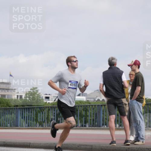 29.06.2025 - hella hamburg halbmarathon Luisa Fischer http://msf.ph/oto/8502956 29.06.2025 10:12:13 Kennedybrücke 4592, 1823, 4592, 7081, 9297, 9306 meine-sportfotos.de