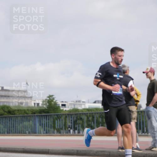 29.06.2025 - hella hamburg halbmarathon Luisa Fischer http://msf.ph/oto/8502980 29.06.2025 10:12:16 Kennedybrücke 7081, 9297, 9306 meine-sportfotos.de