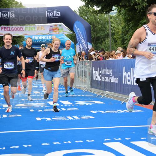 29.06.2025 - hella hamburg halbmarathon Strokosch-Dieckow http://msf.ph/oto/8502986 29.06.2025 10:52:17 Ziel 4140, 4419, 4587, 4837, 5032, 5087, 5482, 6164, 6897, 7896, 9074, 9082, 12135, 13211, 13707, 14300, 15144, 15275, 15446, 16003, 16320, 16591, 17130, 17773, 17997, 18475 meine-sportfotos.de
