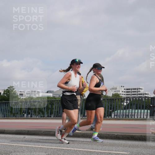 29.06.2025 - hella hamburg halbmarathon Luisa Fischer http://msf.ph/oto/8502997 29.06.2025 10:12:18 Kennedybrücke 7081, 9297, 9306 meine-sportfotos.de