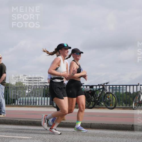 29.06.2025 - hella hamburg halbmarathon Luisa Fischer http://msf.ph/oto/8503003 29.06.2025 10:12:19 Kennedybrücke 7081, 9297, 9306 meine-sportfotos.de