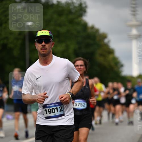 29.06.2025 - hella hamburg halbmarathon Dr. Thomas Lammeyer http://msf.ph/oto/8503012 29.06.2025 10:25:53 Kennedybrücke 1072, 1158, 1191, 1250, 1401, 1668, 1958, 2271, 2315, 2353, 2529, 2815, 2841, 3122, 3606, 3770, 3817, 3825, 3826, 4046, 4697, 4786, 5061, 5122, 5395, 5412, 5493, 5641, 5759, 5957, 6086, 6103, 7075, 7228, 7522, 7672, 7781, 8095, 8286, 8860, 8896, 8959, 9002, 9326, 9369, 9483, 9499, 9532, 9624, 9635, 10019, 10125, 10374, 10787, 10874, 10921, 11117, 11425 meine-sportfotos.de